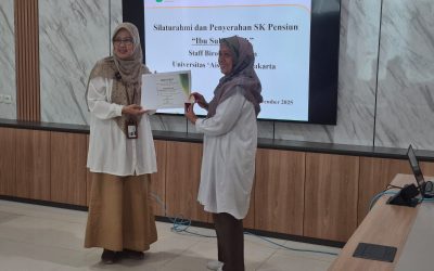 Penyerahan SK Pensiun Ibu Sukartinah